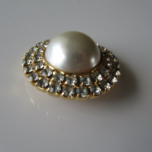 Vintage White Pearl and White Crystals Round Pin Brooch - Picture 2 of 12